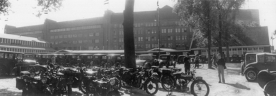 126460 Afbeelding van geparkeerde motoren en auto's op het Vredenburg te Utrecht, met op de achtergrond de gebouwen van ...